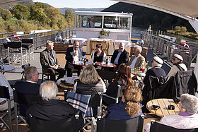Gäste der Flusskreuzfahrt mit Herz verfolgen das Gespräch der Expertenrunde (© Ralf Apel, CARARA)